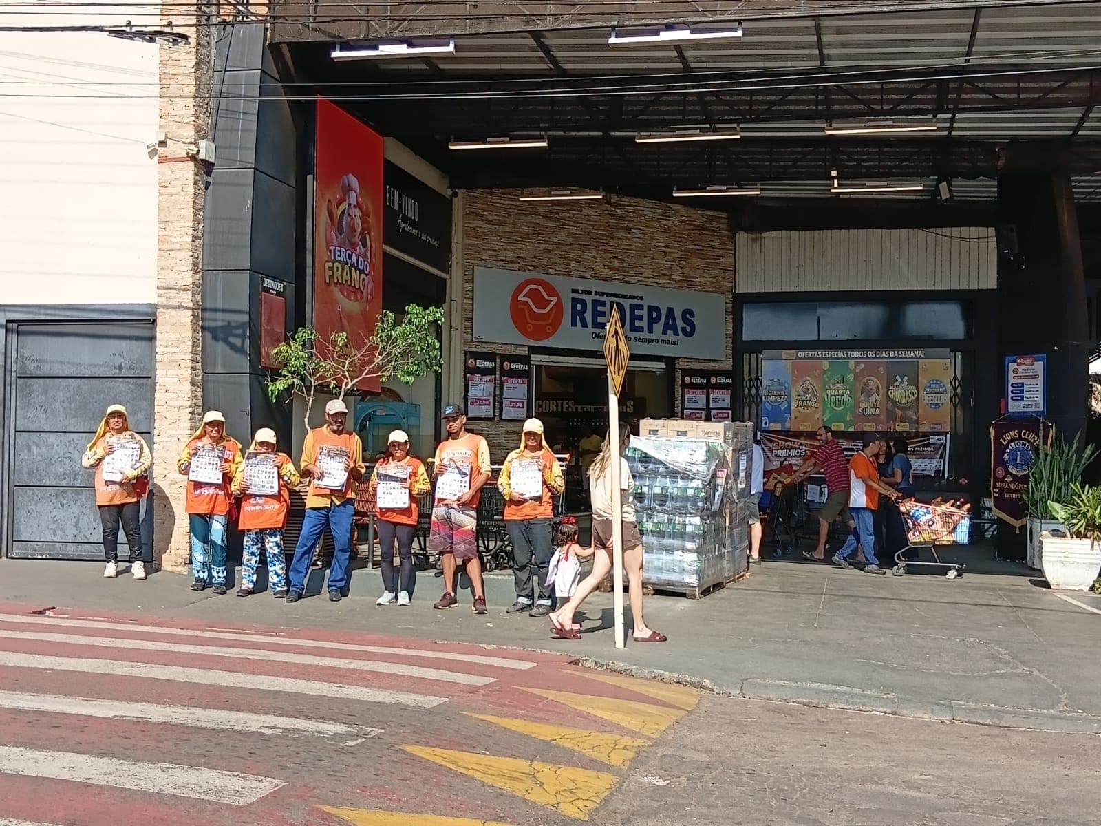 Entrega em Mãos na Entrada do Supermercado